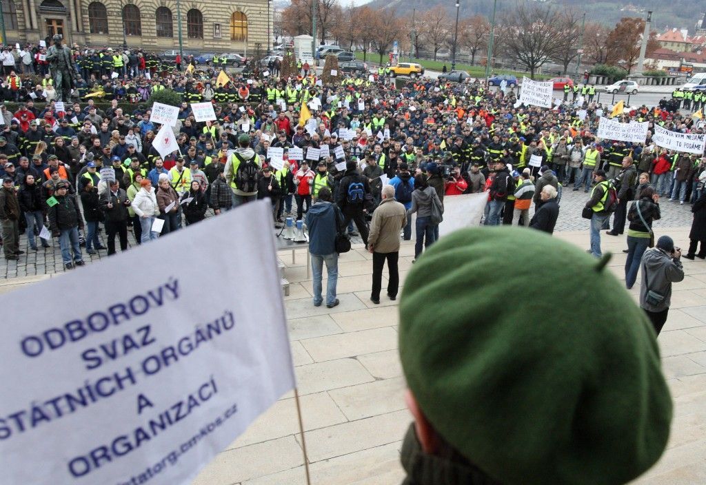 Demonstrace hasičů a policistů proti snížení platů