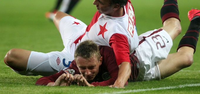 Fotbalista pražské Slavie Milan Nitrianský zalehl Ladislava Krejčího v utkání 9. kola Gambrinus ligy 2012/13 se Spartou.