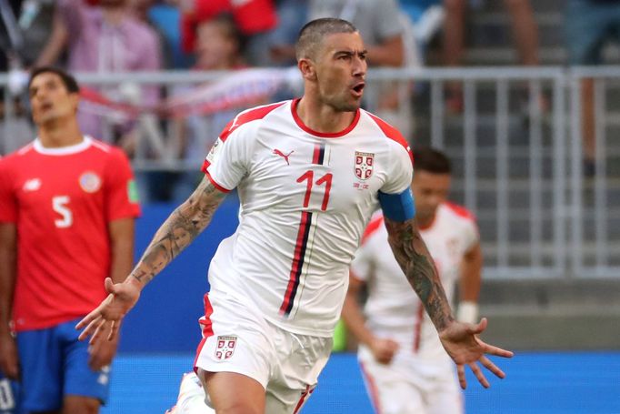 Srb Aleksandar Kolarov slaví gól v zápase Kostarika - Srbsko na MS 2018