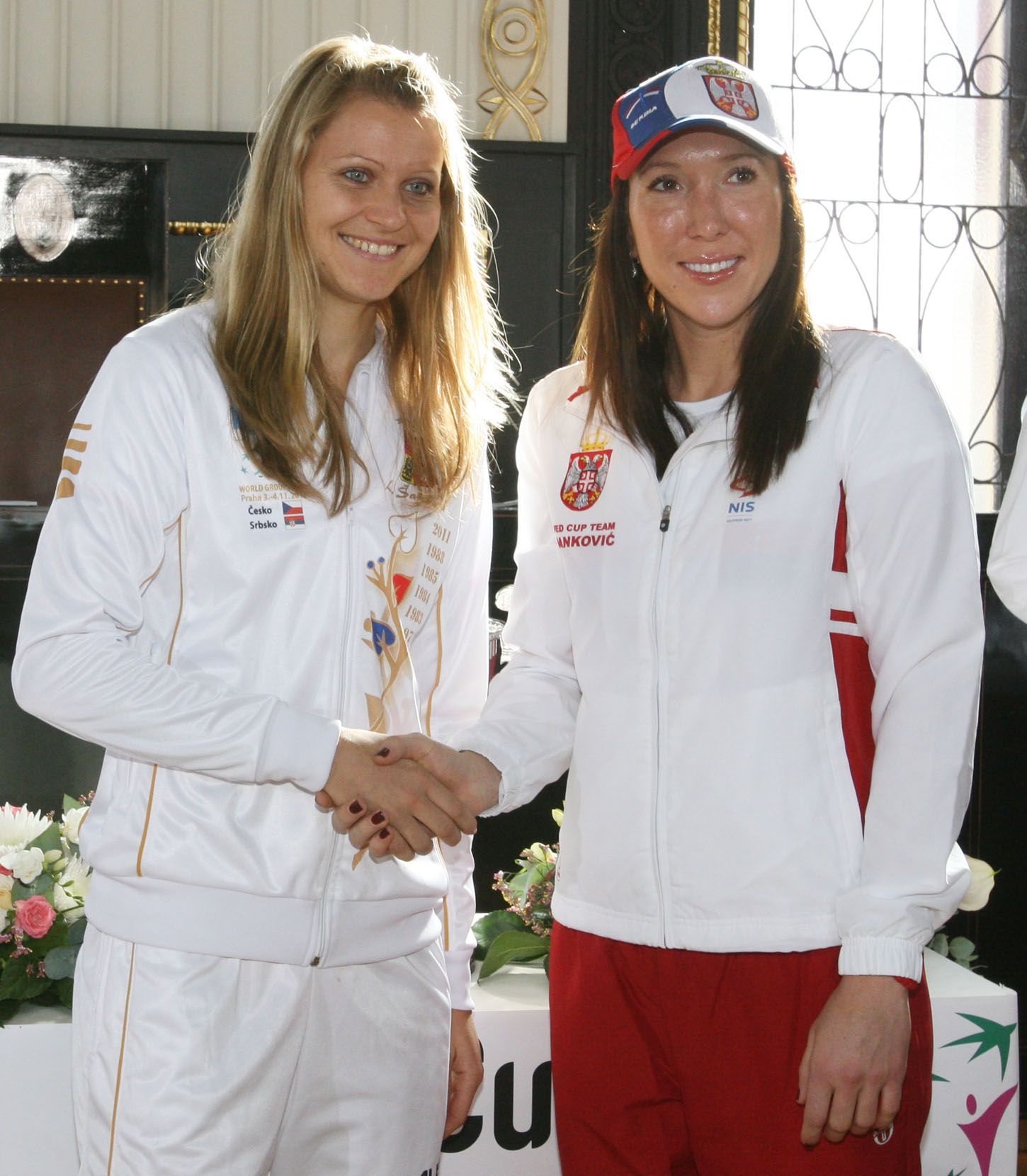 Česká tenistka Lucie Šafářová se Srbkou Jelenou Jankovičovou během losu ve finále Fed Cupu 2012.