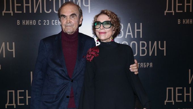Režisér Gleb Panfilov s manželkou Innou Čurikovovou, známou jako Marfušou z pohádky Mrazík, na premiéře v roce 2021.