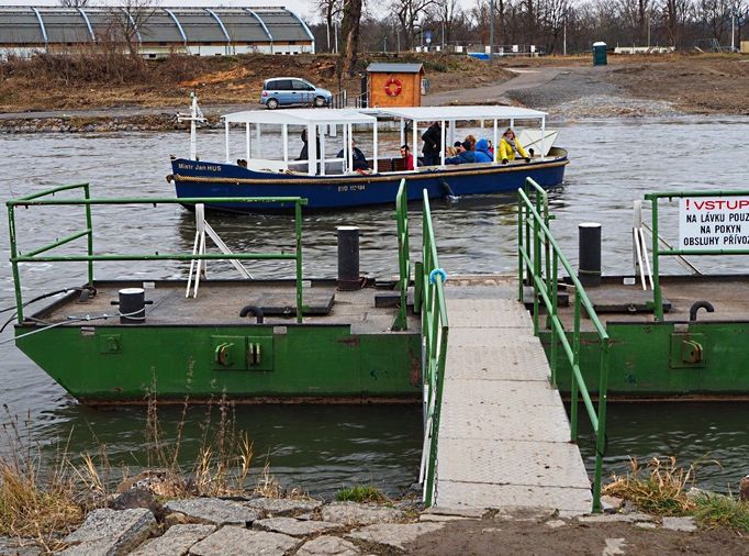 Zřícenou lávku přes Vltavu v pražské Troji nahradil přívoz