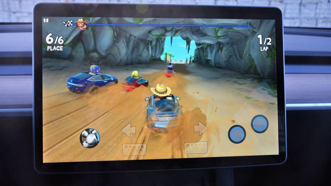Na centrálním displeji Tesly se dají hrát hry ovládané pomocí pedálů a volantu vozu.