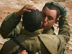 Objetí izraelských vojáků po bezpečném návratu z operace v Libanonu.
