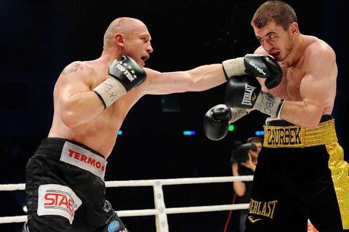 Český boxer Lukáš Konečný v prohraném souboji o titul Mistra světa v lehké střední váze WBO s Čečencem Zaurbekem Bajsangurovem.