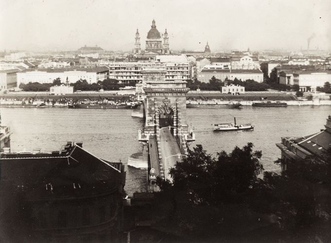 Řetězový most Széchenyi lánchíd v Budapešti na snímku z roku 1905.