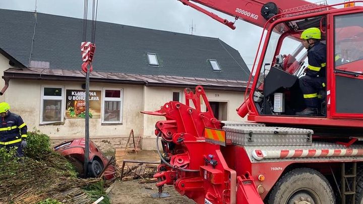 Do pátrání po seniorce se zapojí potápěči. Šumvald se kvůli zvědavcům úplně uzavřel