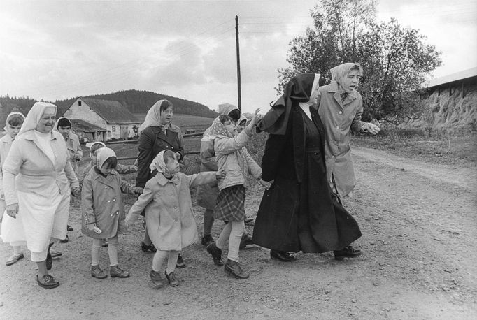 Sestra přijela z dovolené, z cyklu Sestry, Horní Poustevna, 1983