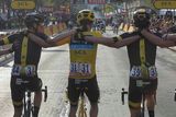 Vítězný Chris Froome dojel s kolegy z týmu Sky do cíle v Paříži triumfálně s rukama kolem ramen.