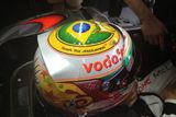 Lewis Hamilton si nechal pro poslední závod s britským týmem namalovat na helmu vzkaz pro McLaren.
