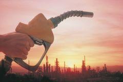 OPEC+ dohodl prodloužení nižší těžby ropy do konce července. Usiluje o vyšší ceny