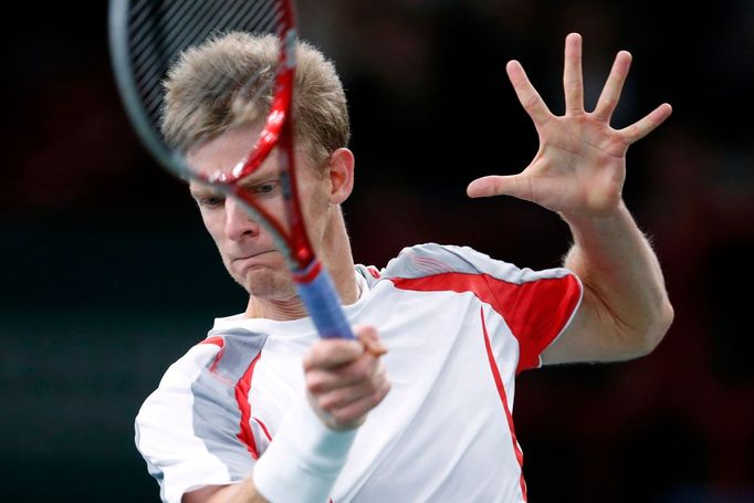 Jihoafrický tenista Kevin Anderson v utkání pařížského turnaje Masters 2012 proti Čechovi Tomáši Berdychovi.