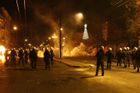 Nové boje v Řecku, výtržníci se vrhli na vánoční strom