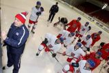 České hokejové reprezentaci udílí tréninkové pokyny asistent Ondřej Weissmann.