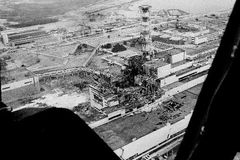 Černobyl, čas 1:23:46. Ďatlov a jeho kolegové odmítali uvěřit, že vybuchl reaktor