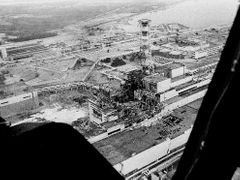 Černobylská elektrárna těsně po explozi v dubnu 1986 (archivní foto)