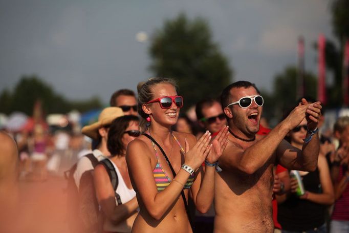 Přes nepříznivé počasí přijelo na festival okolo třiceti tisíc milovníků kvalitní muziky a všichni si zábavu pořádně užívali.