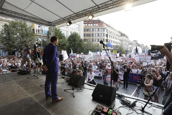 Záběr z demonstrace „Máme toho dost! Chceme demisi!“ proti Andreji Babišovi a Marii Benešové na Václavském náměstí.  4. 6. 2019.