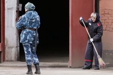 Vězení je děsivější než válka. Pošlete nás raději na frontu, žádají utrápené Rusky