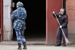 Vězení je děsivější než válka. Pošlete nás raději na frontu, žádají utrápené Rusky