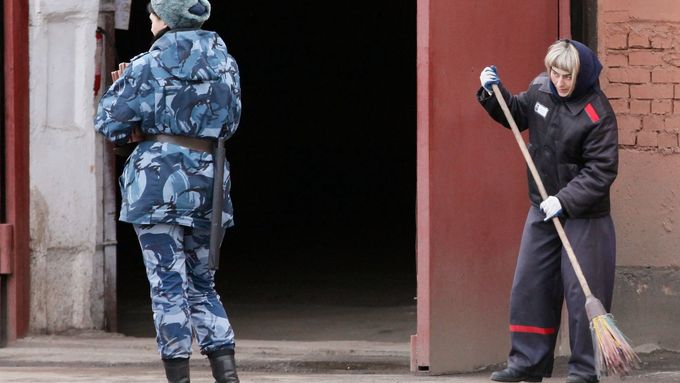 Ženy v ruských věznicích jdou raději kvůli nelidským podmínkám raději do války