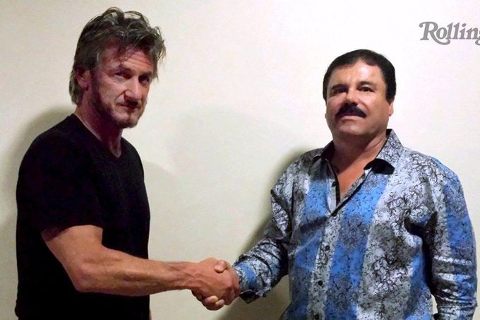 Americký herec Sean Penn během setkání s mexickým narkobaronem Joaquínem "Prckem" Guzmánem, v té době na útěku.