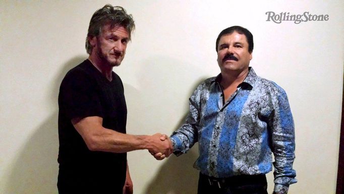 Americký herec Sean Penn během setkání s mexickým narkobaronem Joaquínem "Prckem" Guzmánem, v té době na útěku.