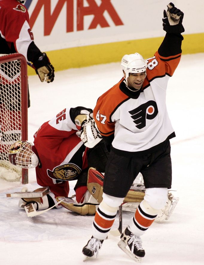 Donald Brashear slaví gól do sítě Dominika Haška.