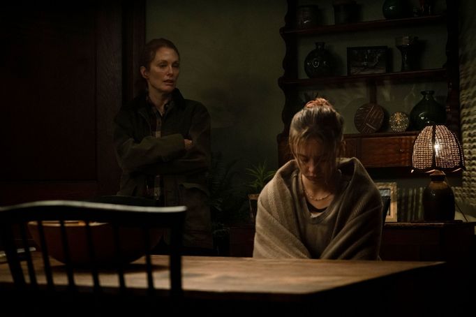 Julianne Mooreová a Sydney Sweeneyová jako matka a dcera ve filmu Echo Valley.