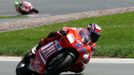 Casey Stoner (#27, Ducati) na Sachsenringu potvrzuje letošní formu a -přestože jsou kvalifikační rozdíly mezi závodníky MotoGP minimální (16 jezdců v jediné sek.!) - suverénně dominuje výsledkovým listinám.