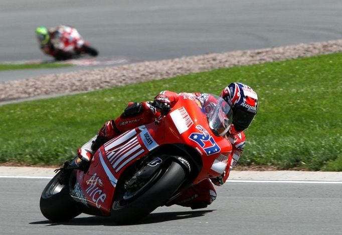 Casey Stoner (#27, Ducati) na Sachsenringu potvrzuje letošní formu a -přestože jsou kvalifikační rozdíly mezi závodníky MotoGP minimální (16 jezdců v jediné sek.!) - suverénně dominuje výsledkovým listinám.