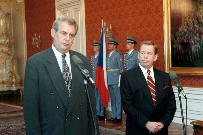 Prezident Václav Havel (vpravo) jmenoval 17. července 1998 na Pražském hradě předsedu ČSSD Miloše Zemana novým premiérem.