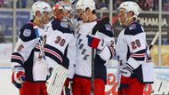 Letos ale mají hráči New Jersey s Rangers pozitivní bilanci. Třikrát vyhráli a jen jednou padli, pod širým nebem v rámci Stadium Series 3:7. V sobotu ovšem budou hrát doma, bude to už třetí ze šňůry pěti domácích zápasů Jersey.