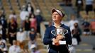 Barbora Krejčíková s trofejí pro vítězku French Open