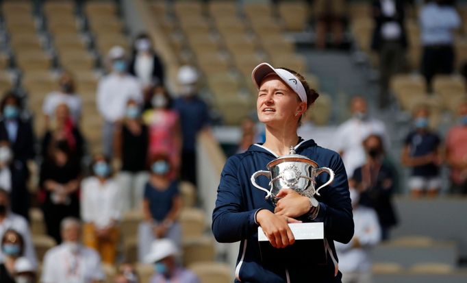 Barbora Krejčíková s trofejí pro vítězku French Open