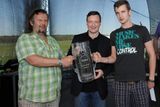 28.4. 2012: David Rath předává Hejtmanský pohár vítěznému pivu. Hejtmanský pohár je veliký, ale i on může přetéct...