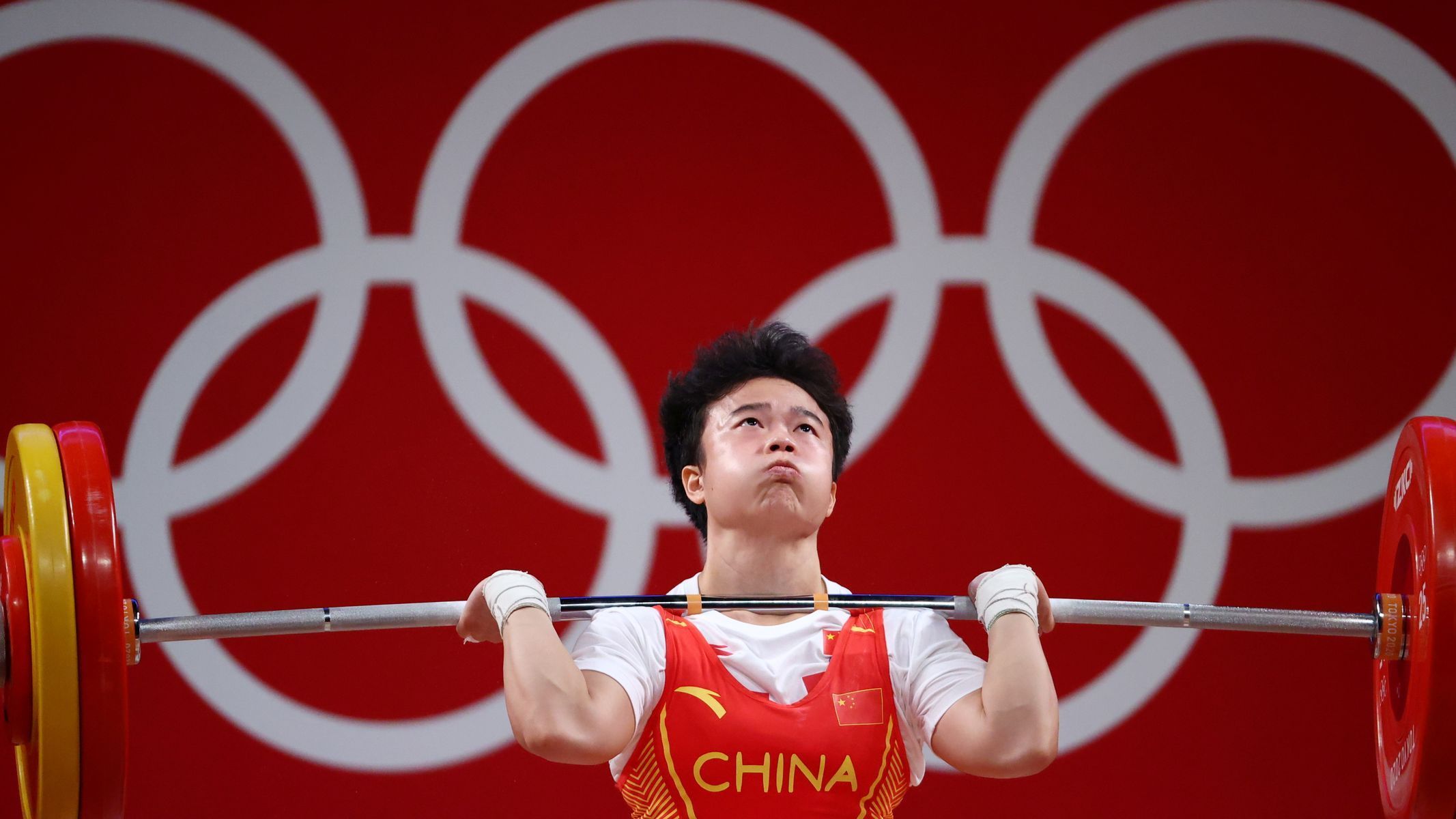 Čínská vzpěračka Chou Č'-chuej vítězí v kategorii do 49 kilogramů na OH 2020