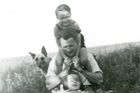 Jan Palach (nahoře) s otcem Josefem, starším bratrem Jiřím (* 1941) a se psem Astorem v pozadí. Nedatováno, někdy na počátku 50. let minulého století.