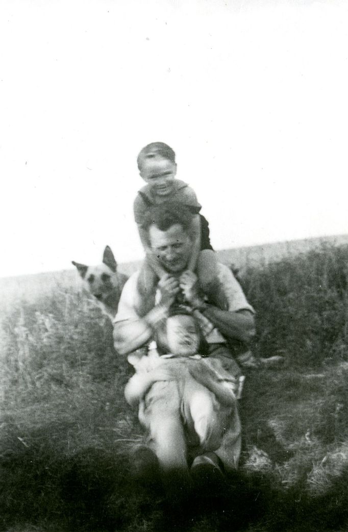 Jan Palach s tatínkem a psem Astou. Rok 1954.