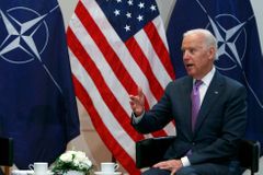 Biden: Putin sliboval mír a dodal tanky, USA pomůže Ukrajině