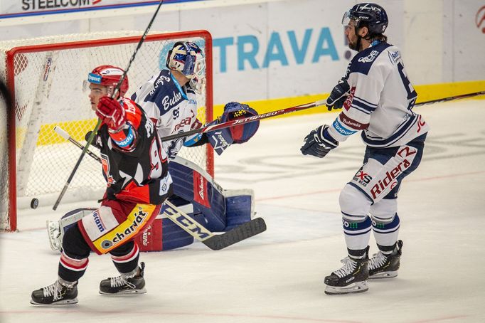 13. kolo hokejové Tipsport extraligy, Vítkovice - Hradec Králové: Jordann Perret snižuje na 2:1.