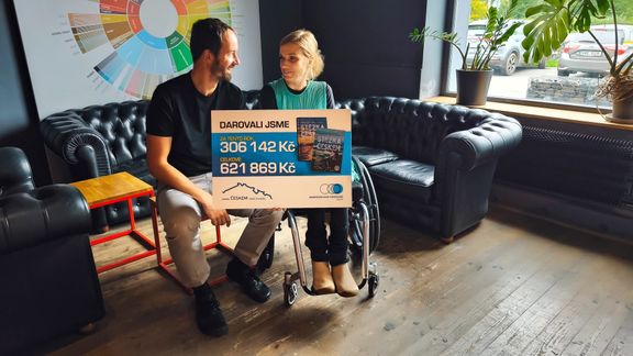 Martin spolu se svými přáteli vydal o Stezce Českem už dvě knihy. 100 výtěžku z prodeje knížky putuje na Sportovní klub vozíčkářů.