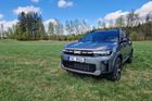 Designově vychází auto ze stylu Dusteru, nicméně oba modely bezpečně odlišíte. Bigster působí mohutněji.