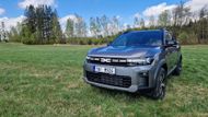 Designově vychází auto ze stylu Dusteru, nicméně oba modely bezpečně odlišíte. Bigster působí mohutněji.
