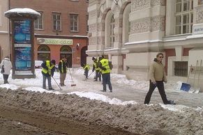 V Praze dnes uklízeli sníh i policisté a technika. Podívejte se