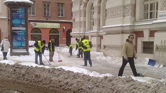 V Praze dnes uklízeli sníh i policisté a technika. Podívejte se