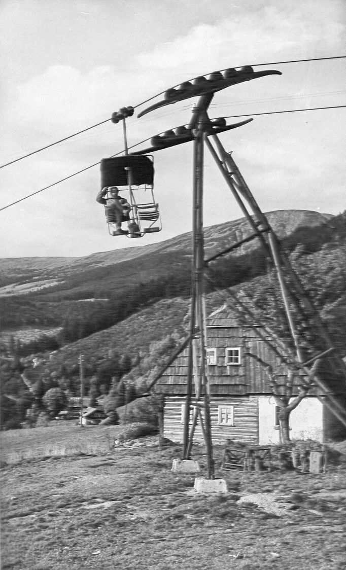 Dobové snímky z historie lanové dráha z Peci pod Sněžkou na Sněžku. Nedatovaný snímek.