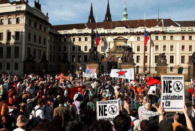 Mnozí hlasitě vyzývali prezidenta Klause, aby je přišel podpořit. Po chvíli pak tuto akci prohlásili za ukončenou a než odešli, rozloučili se zpěvem hymny České republiky.