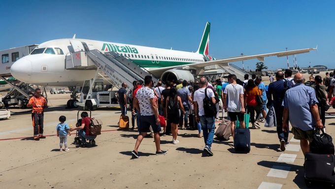 Pasažéři v Cagliari nastupují do letadlo italských aeroliní Alitalia.