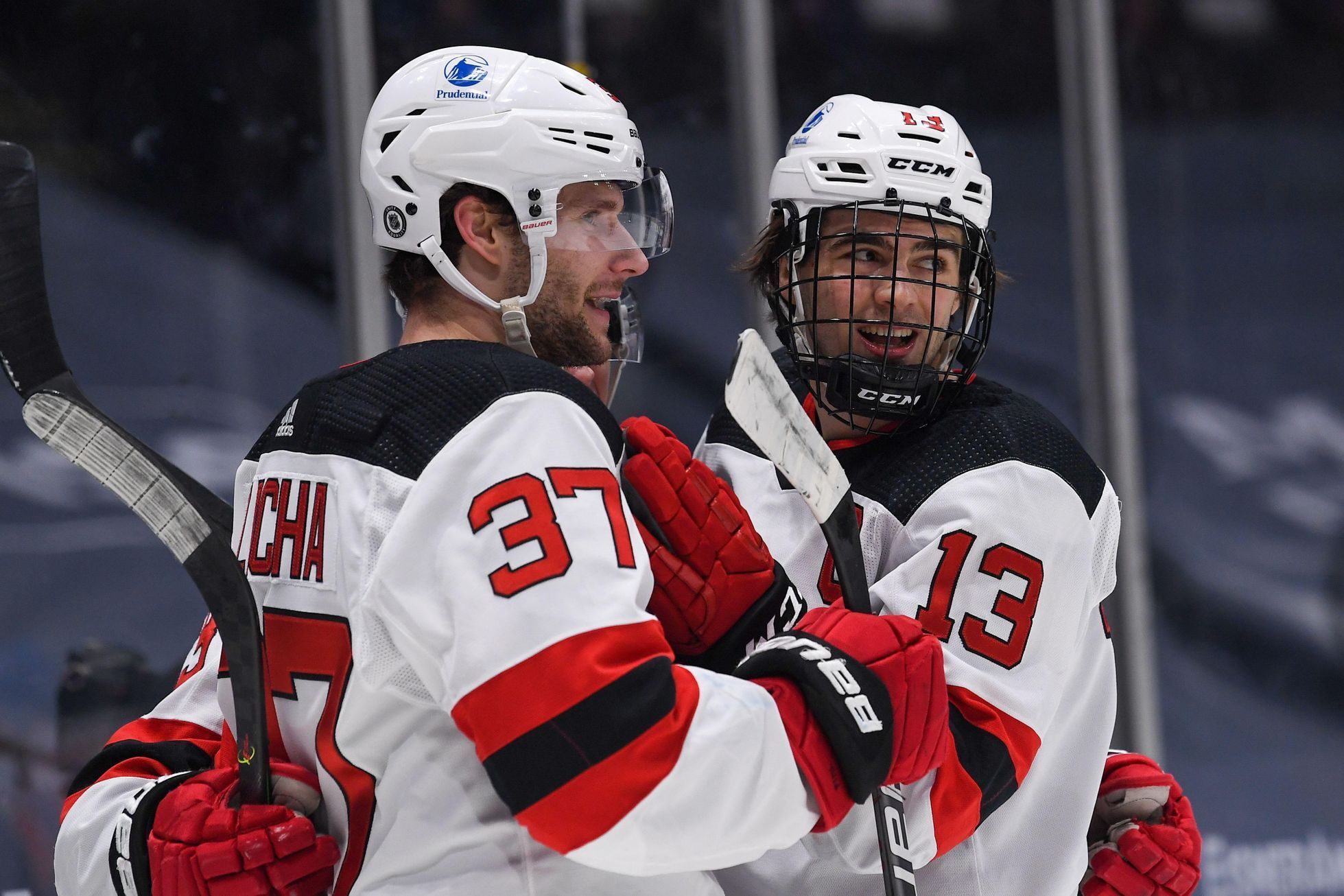 hokej, NHL 2021, New Jersey Devils at New York Islanders, Pavel Zacha (vlevo) slaví gól